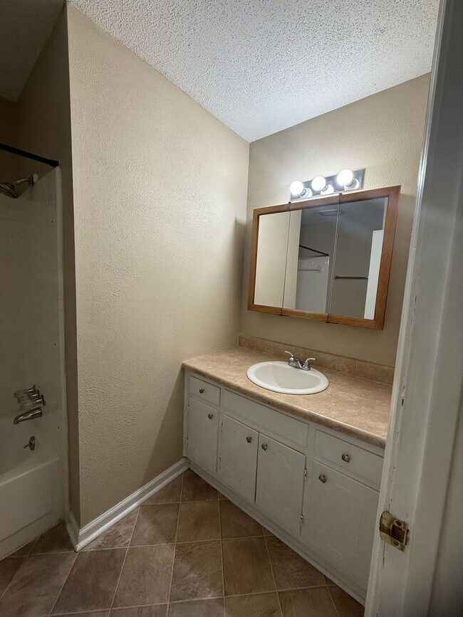 Building Photo - Nice 3 bedroom, 2 bath House