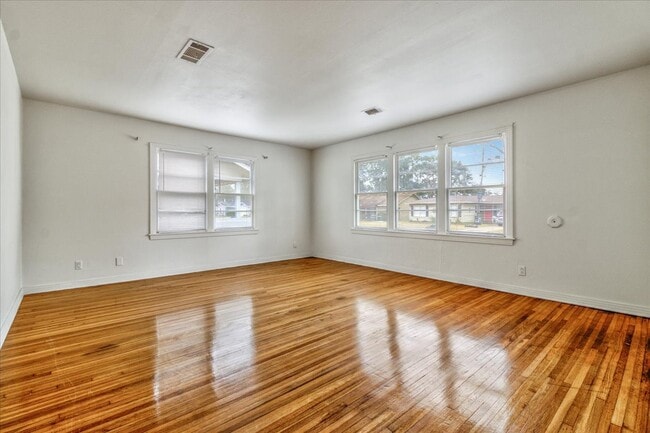 Building Photo - 640 Parsons Dr