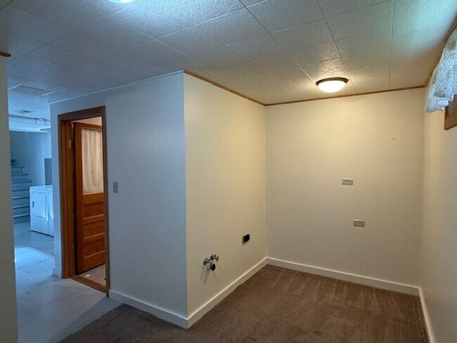 Building Photo - House For Lease