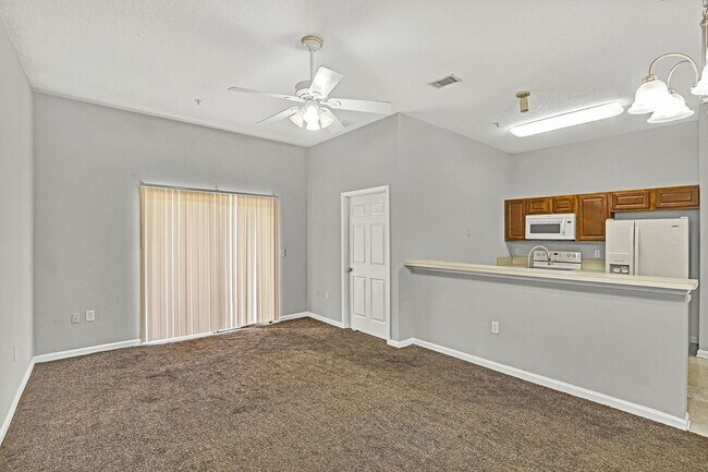 Building Photo - Great 2 bedroom/ 2 bathroom condo on the Southside