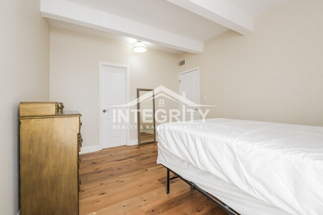 Building Photo - 1365 Columbine St