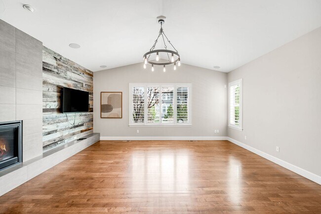 Building Photo - Luxury 4BD, 4BA Backcountry Home with Fenc...