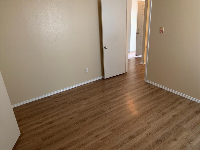 Building Photo - 1006 Hollow Oak Rd