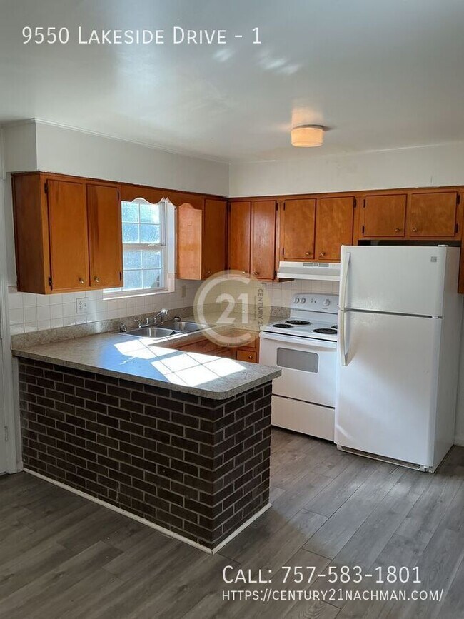 Building Photo - 9550 Lakeside Dr