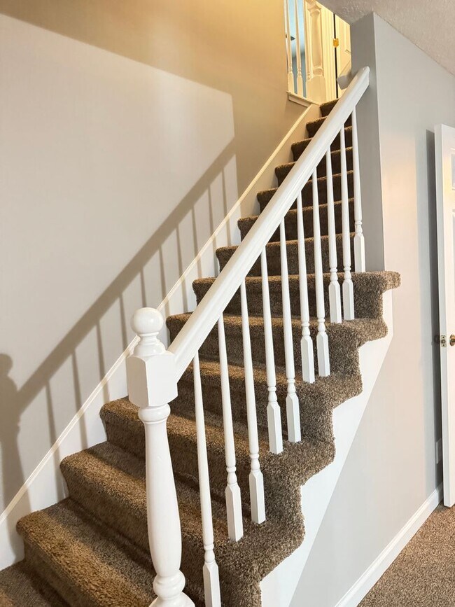 Building Photo - Exit 8! Rossview School. 4 Bed/2 Bath over 1700 Sq.ft!