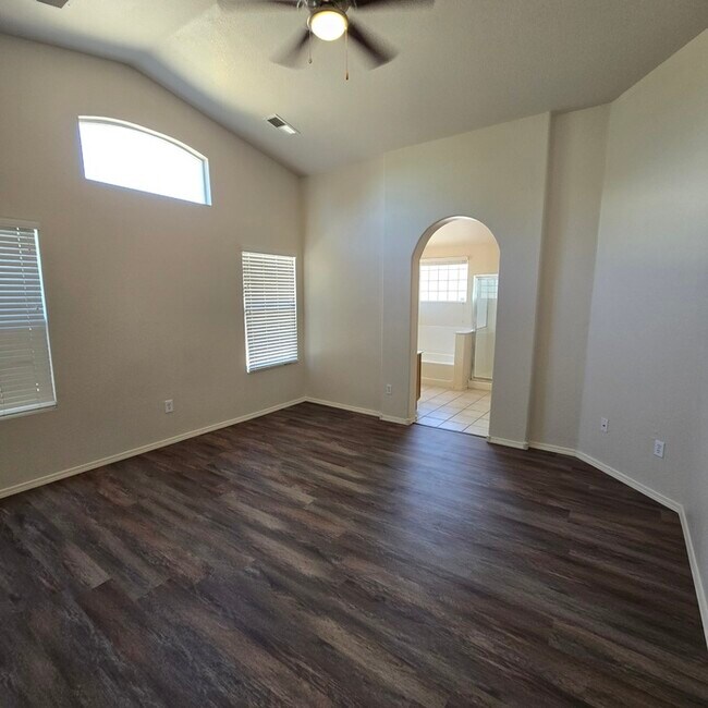 Building Photo - 669 Sunny Meadows Dr
