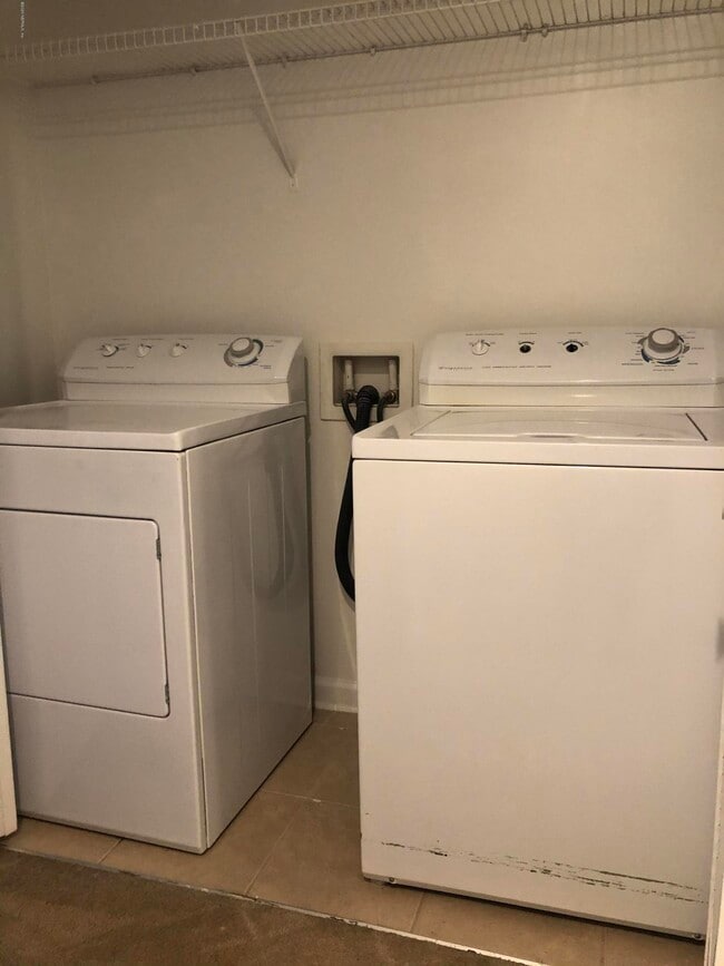 Building Photo - 1521 Fieldview Dr