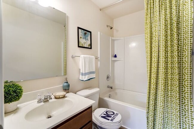 Building Photo - $500 Off First Month's Rent