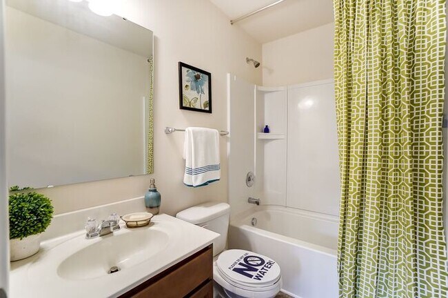 Building Photo - Beautiful 3 Bedroom 2.5 Bath Townhome in G...