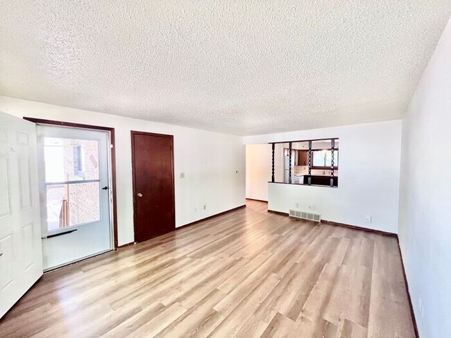 Building Photo - 2 Bedroom/2 Bath Spacious Brick Ranch Styl...