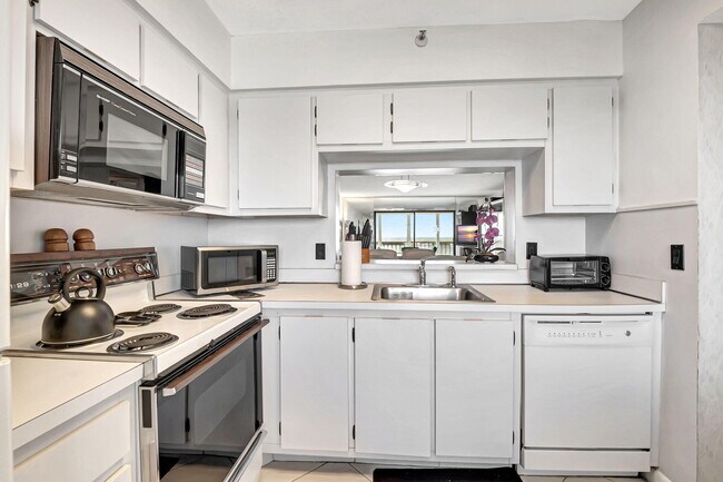 Building Photo - 6866 Huntington Ln