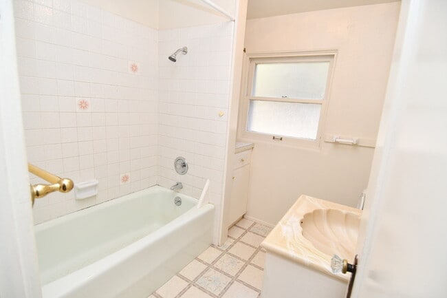 Building Photo - 1368 SE Overlook Ave