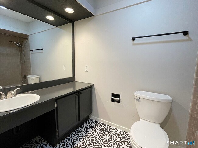 Building Photo - 445 Heritage Vlg