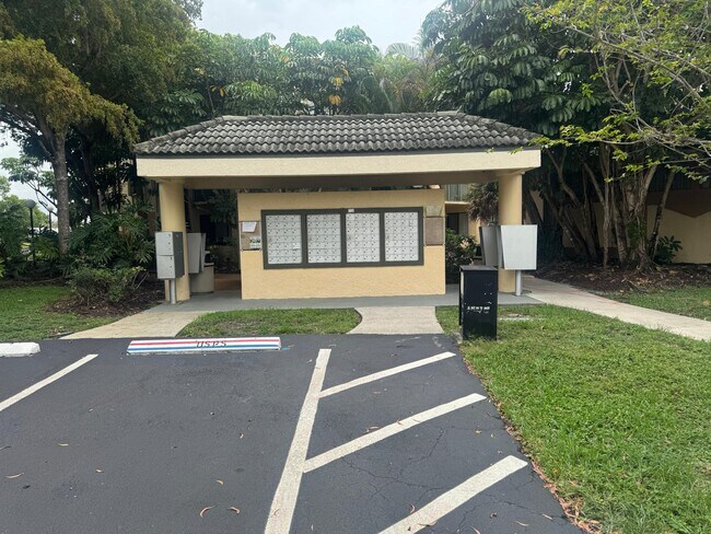 Building Photo - 9999 Summerbreeze Dr