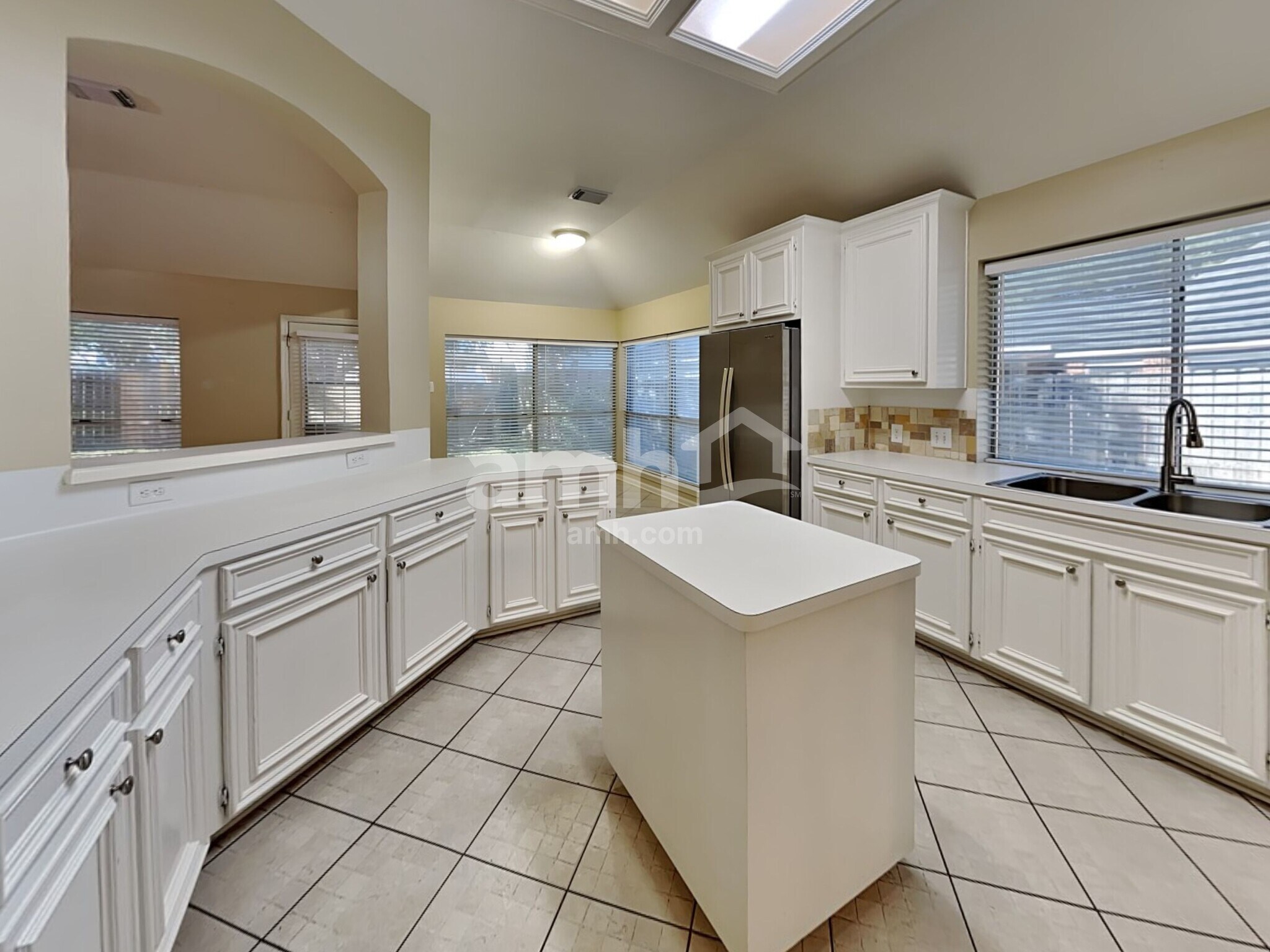 Building Photo - 104 Laguna Pointe Dr