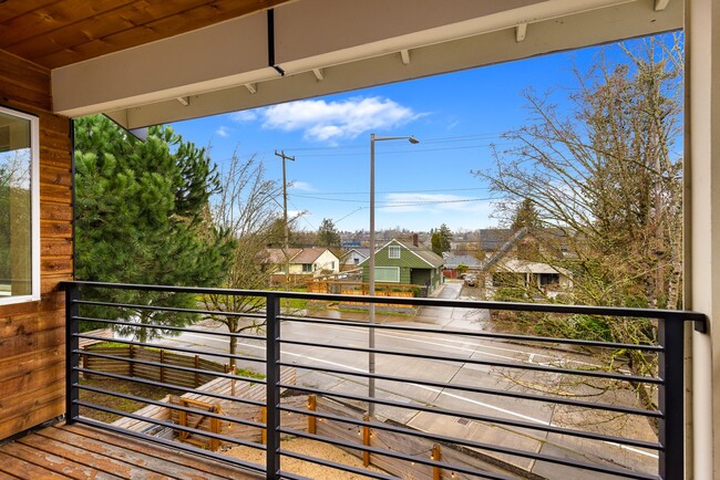 Building Photo - Seward Park Modern 3 Bedroom 3 Bath Home -...