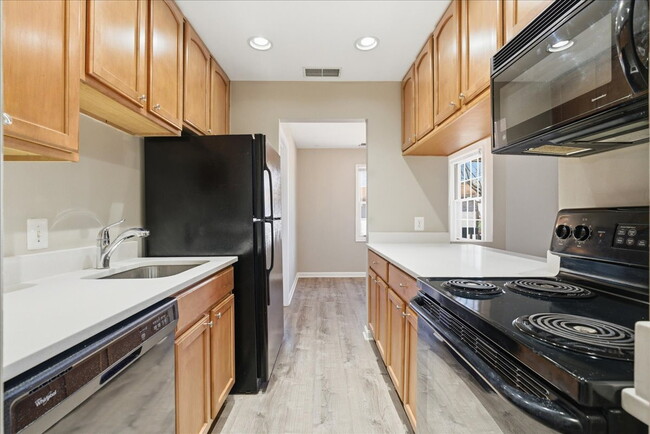 Building Photo - "Charming 2-Bed Oasis: Cozy 780 Sq Ft Retreat in Sterling, VA!"