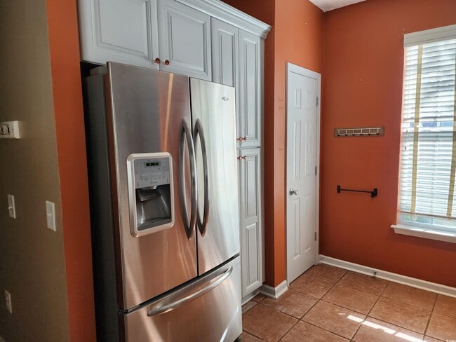 Building Photo - 2360 Clandon Dr