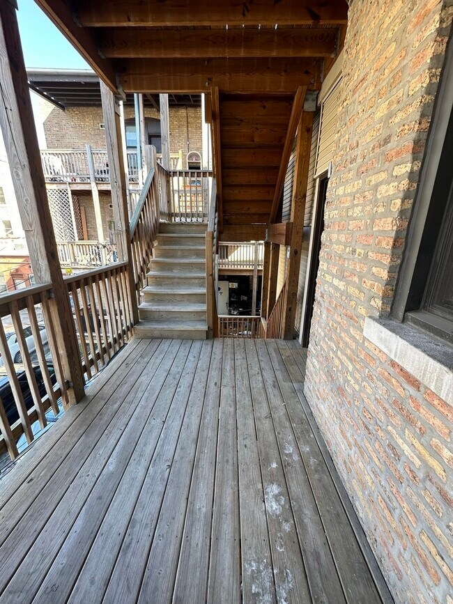 Building Photo - 1008 W Argyle St