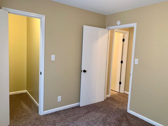 Building Photo - Conveniently Located! Cute home with 3 bed...