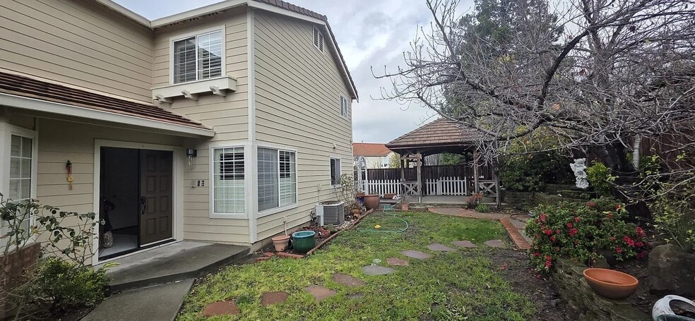 Building Photo - 2345 Pinard St