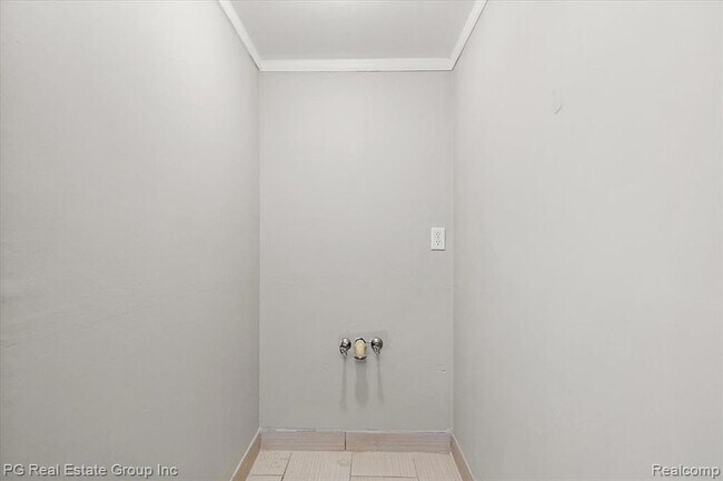 Building Photo - 1432 Oakbrook E Dr