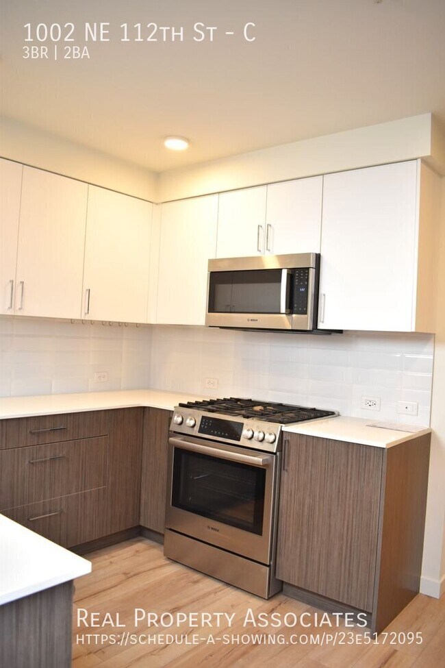 Building Photo - 1002 NE 112th St