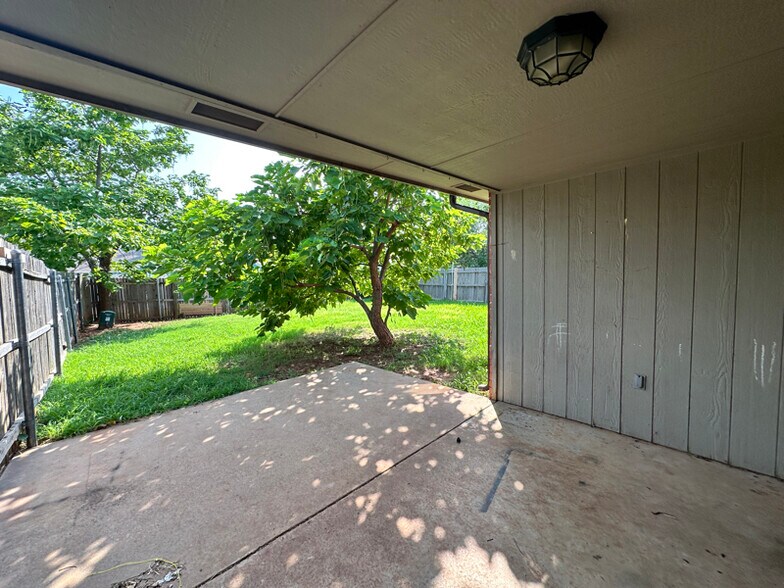 Building Photo - 2614 Silvertree Dr