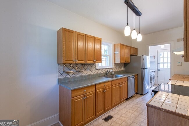 Building Photo - 208 Shadowmoor Dr