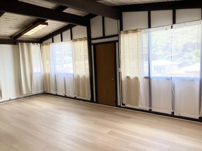 Building Photo - Single Family Home in Waialae-Kahala, $5,0...