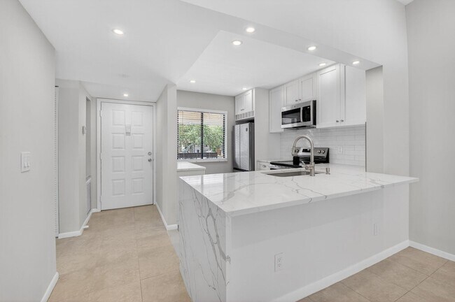 Building Photo - 6649 Somerset Dr