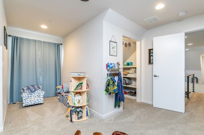 Building Photo - 5 Bed 3 Bath Home