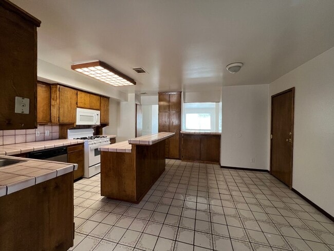 Building Photo - Beautiful 4 Bedroom 2 Bathroom Home