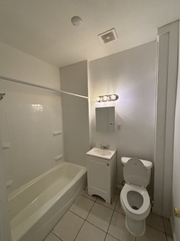 Building Photo - 1520 Fort Park Blvd