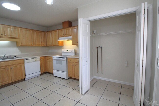 Building Photo - 7163 Pine Blossom Rd