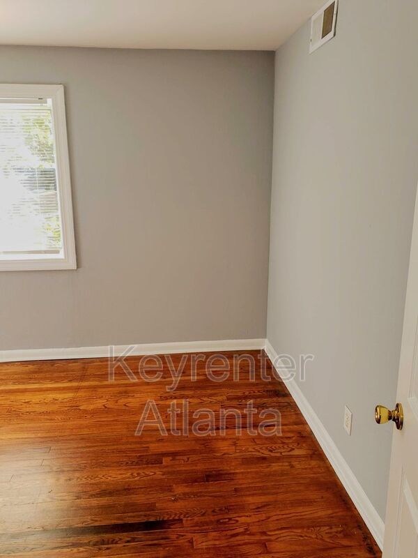 Building Photo - 1596 Line Cir