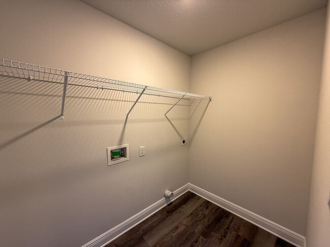 Building Photo - 4 Bedroom 2.5 Bath Home in Nautical Landin...