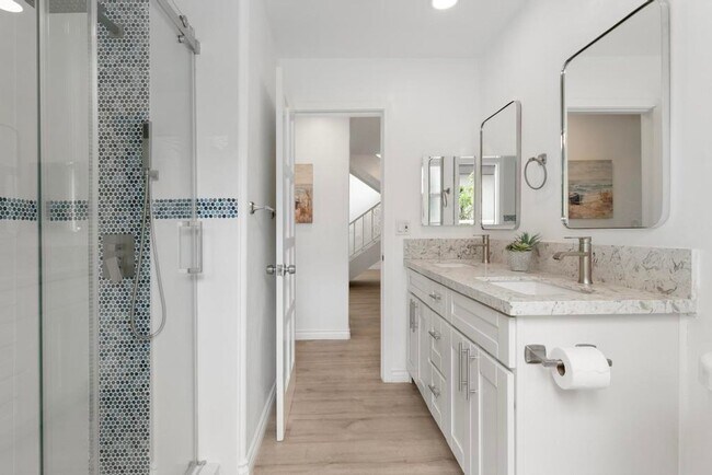 Building Photo - Stunning 5-Bed, 4-Bath Fully Furnished Home in Prestigious Huntington Harbour