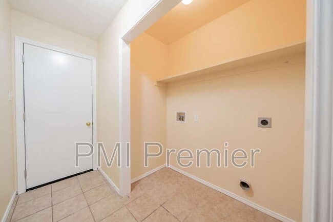 Building Photo - 1175 Meadows Dr