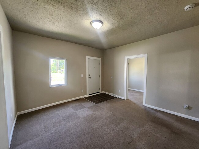 Building Photo - 3BR Home with Modern Kitchen in Knoxville, IA