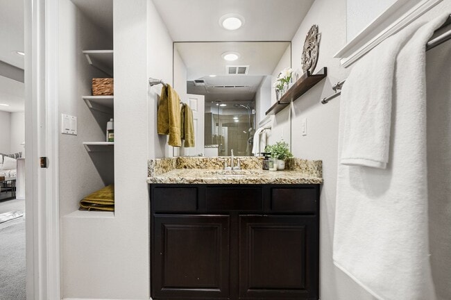 Building Photo - Available NOW! 3 Bedroom 2 Bath Beautiful Home in Sunny Side!
