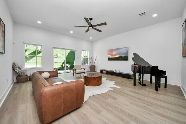 Building Photo - 6747 Peerless St