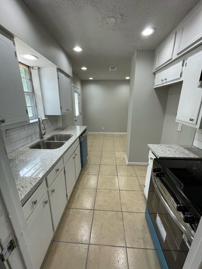 Building Photo - 1338 McCall St