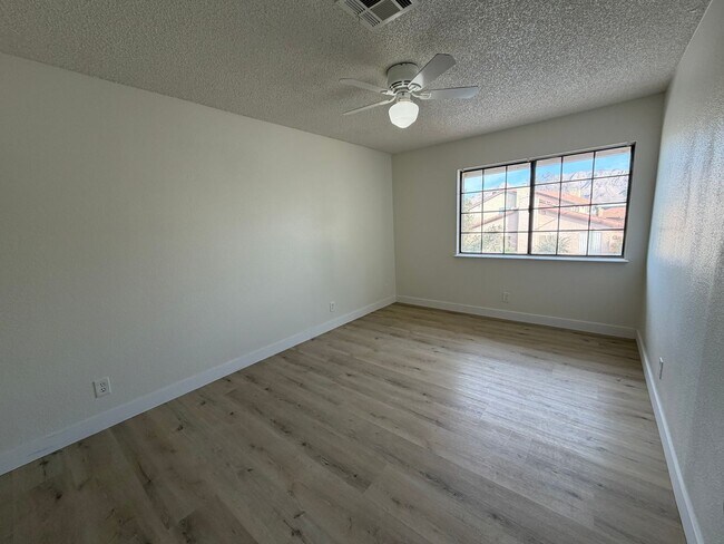 Building Photo - 4-BEDROOM HOUSE. REMODELED KITCHEN-NO HOA!