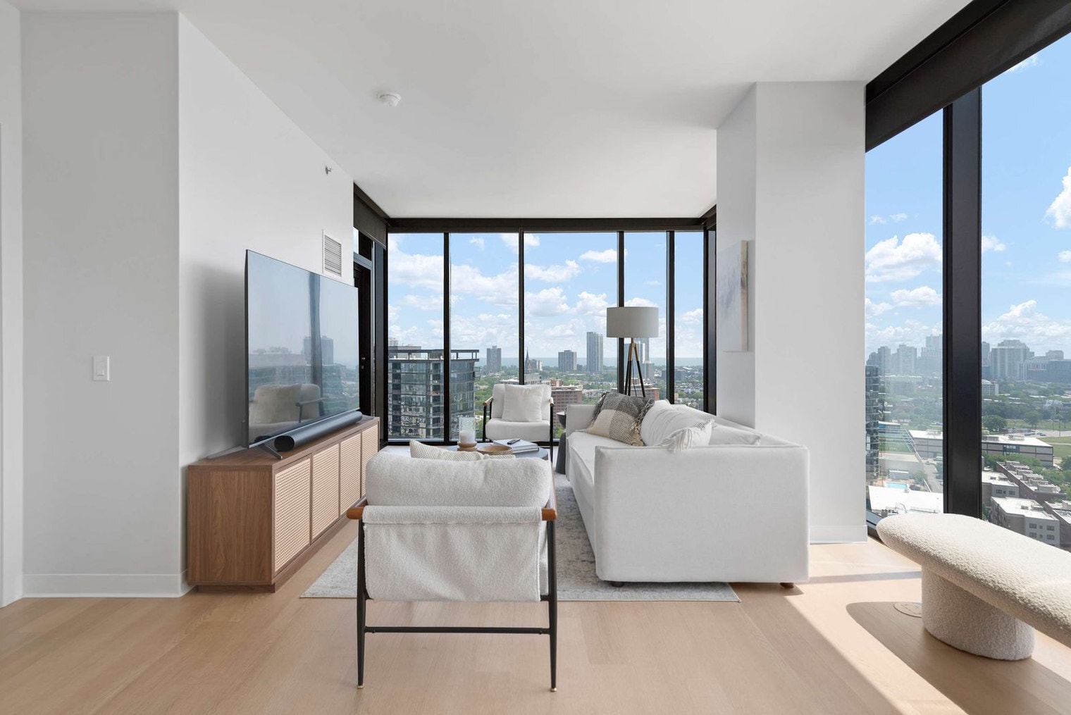 Building Photo - 901 W Blackhawk St