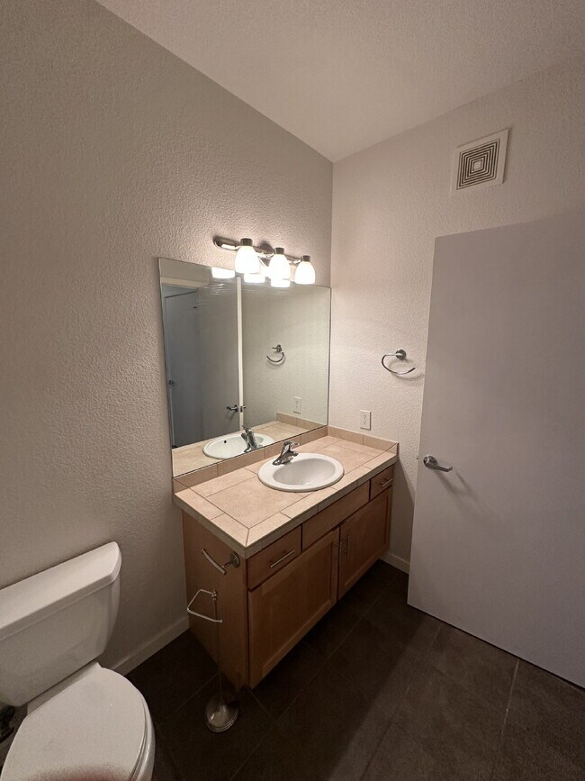Building Photo - Now Available! Private room in 3 bed / 2 bath condo