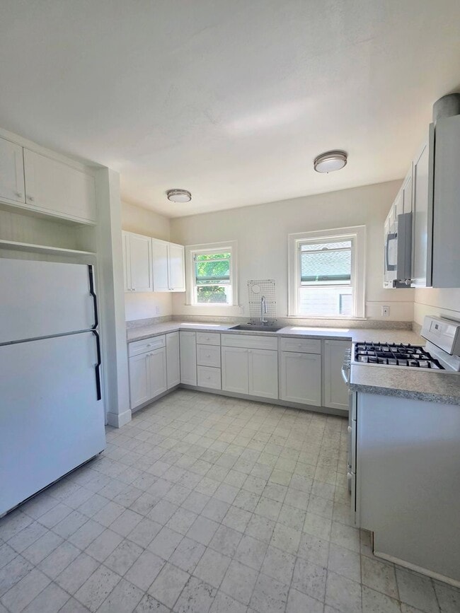 Building Photo - Charming Downtown Petaluma Gem - 3bed 1.5 Bath Available Now !