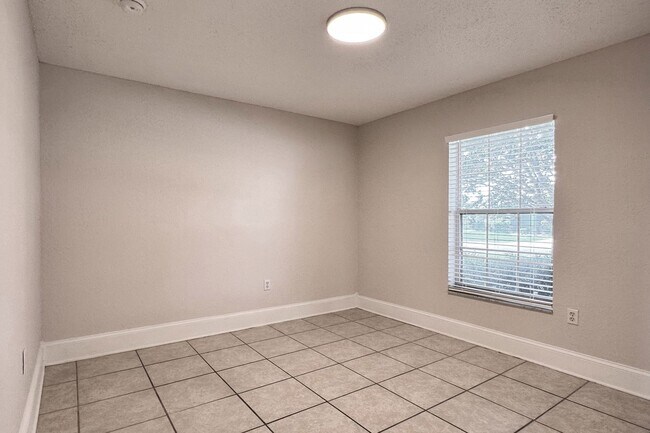 Building Photo - 332 Cloverdale Rd