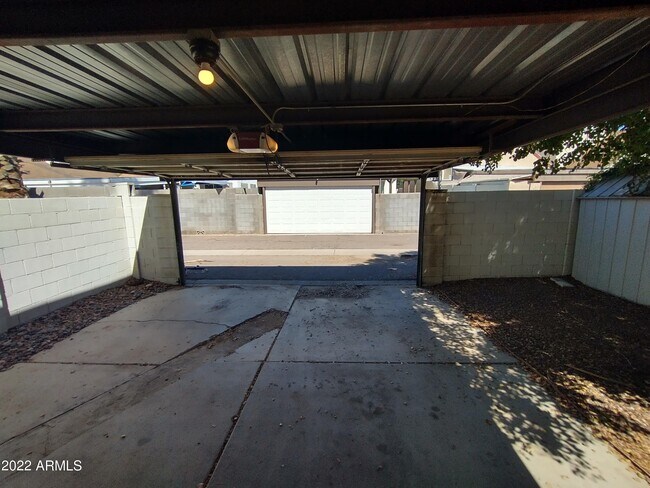 Building Photo - 2114 W Monona Dr