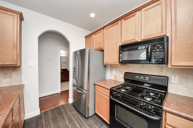 Building Photo - 2941 Clinton Dr